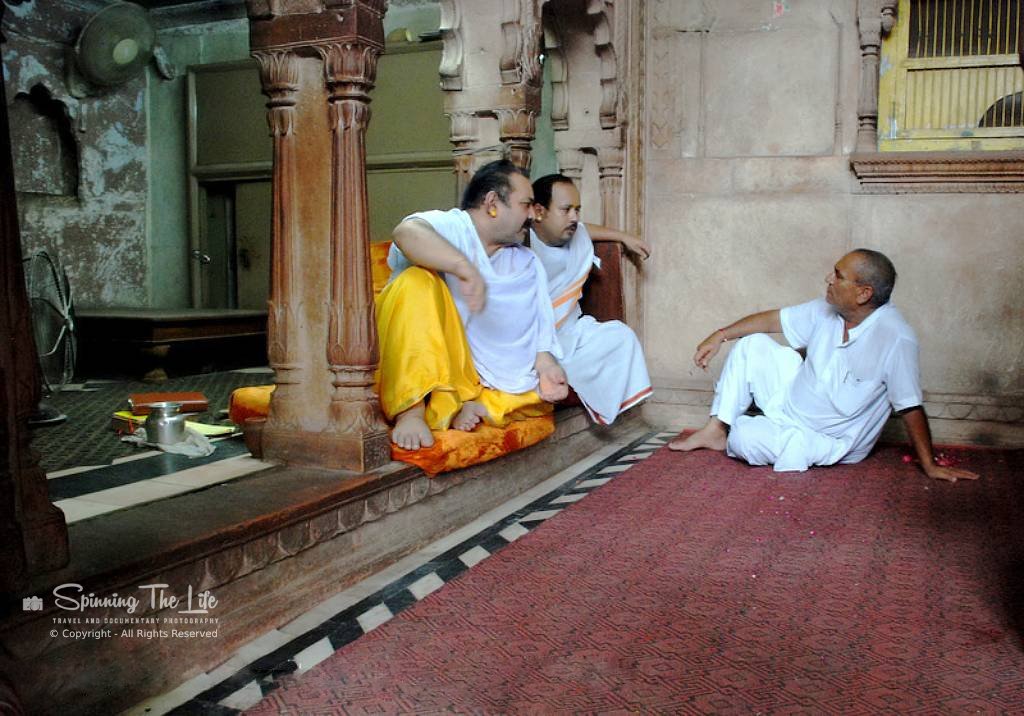 You are currently viewing Mandir Priests having a chat at Vrindavan, India